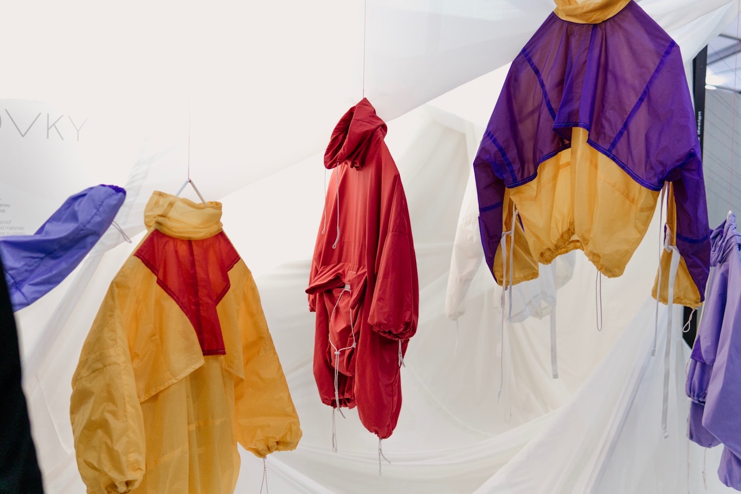 Stylingtips för färgglada arbetsplatser